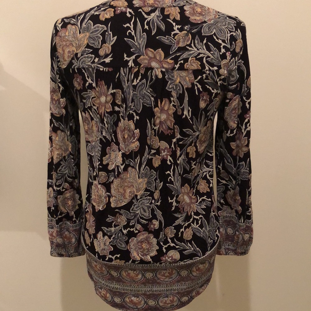 Beautiful patterned blouse. - Picture 3 of 5